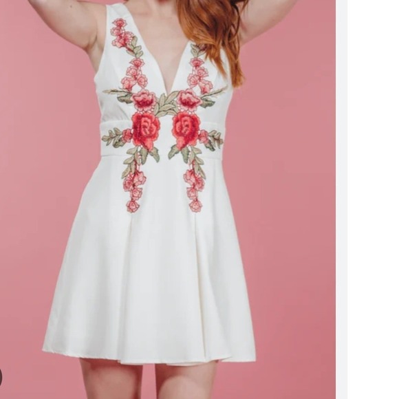 L'Atiste By Amy Dresses & Skirts - L'ATISTE BY AMY White Floral Embroidered Deep V Neck Fit Flare Dress